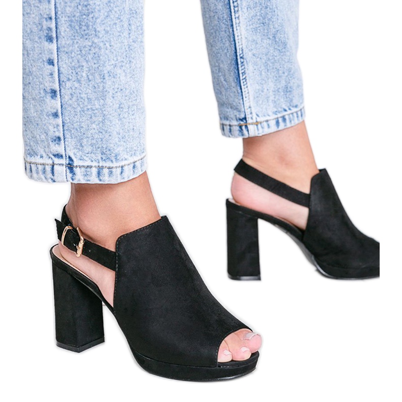 Sandálias pretas em um posto Pimp preto