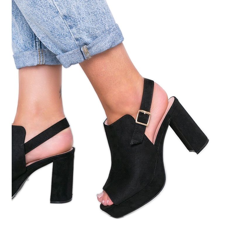 Sandálias pretas no poste de Lordly preto