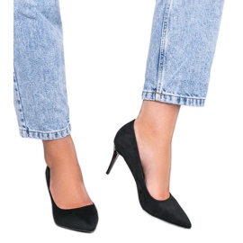 Sapatos pretos em um calcanhar Calla