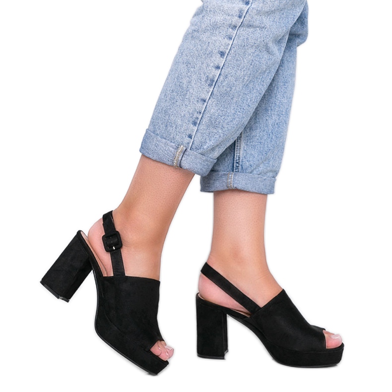 Sandálias pretas no poste da Chikie preto