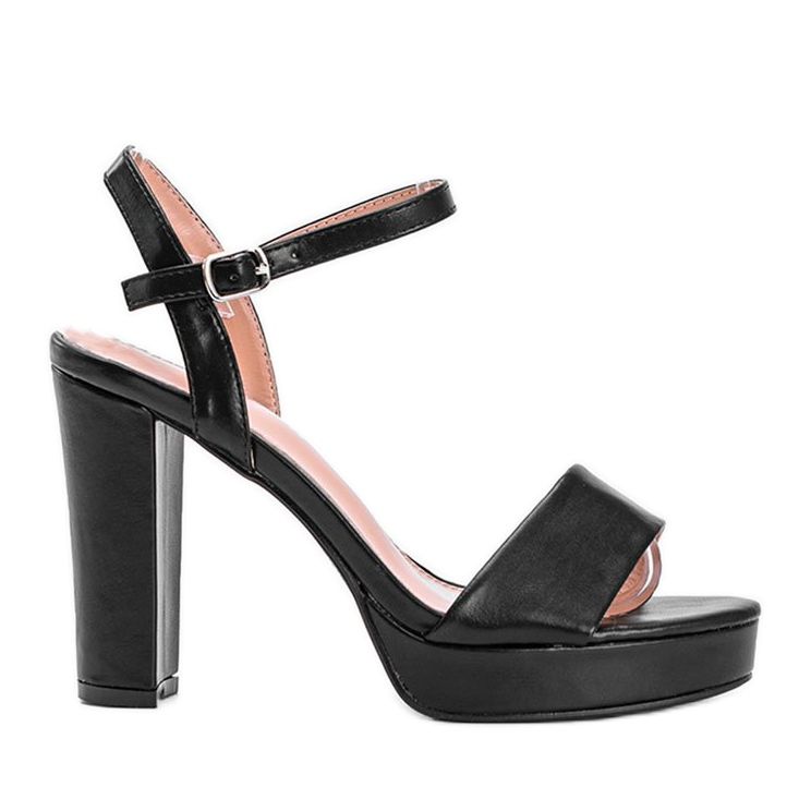 Sandálias pretas em um post Cripsy preto