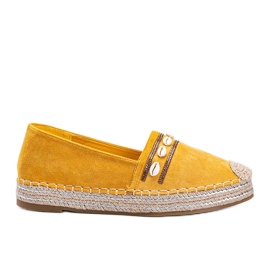Alpercatas de mostarda com conchas à beira-mar amarelo