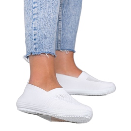 Tênis com orifícios brancos profundos Slip On