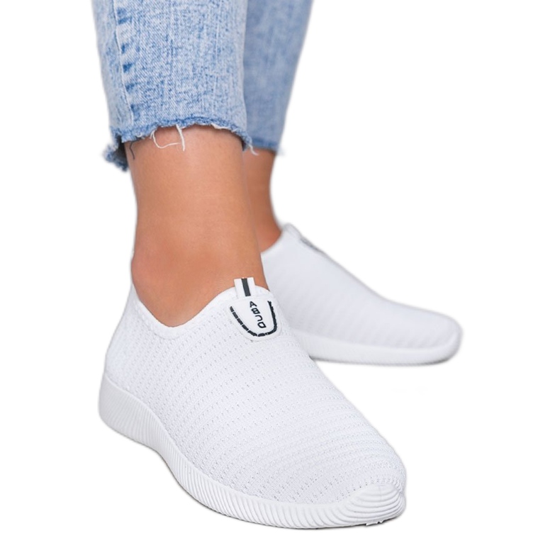 Tênis esportivos brancos faça isso