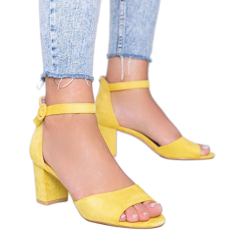 Sandálias amarelas no posto Mare Mare amarelo