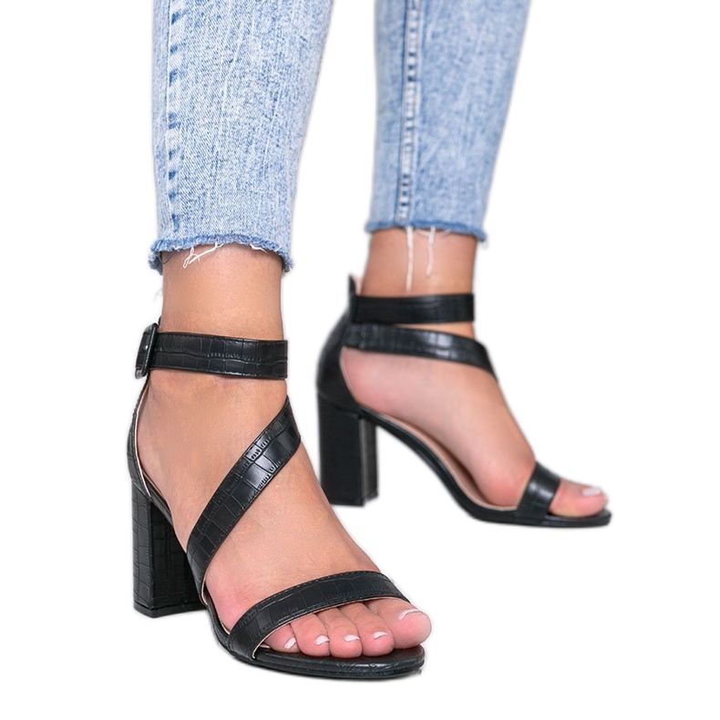 Sandálias pretas em um poste Silver Dust preto