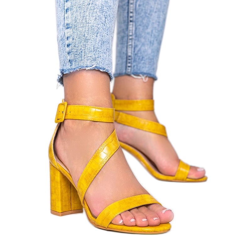 Sandálias de mostarda em um poste Silver Dust amarelo