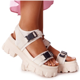 PS1 Sandálias na enorme plataforma bege voam alto