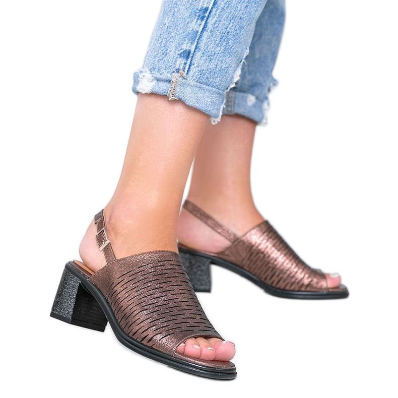 Sandálias metalizadas marrons no poste Cusi castanho