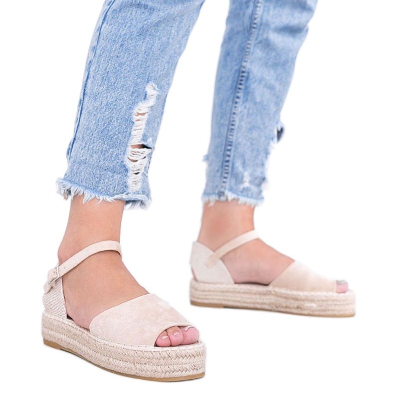 Sandálias bege na plataforma do Rio das Pérolas