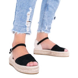 Sandálias pretas na plataforma do Rio das Pérolas preto