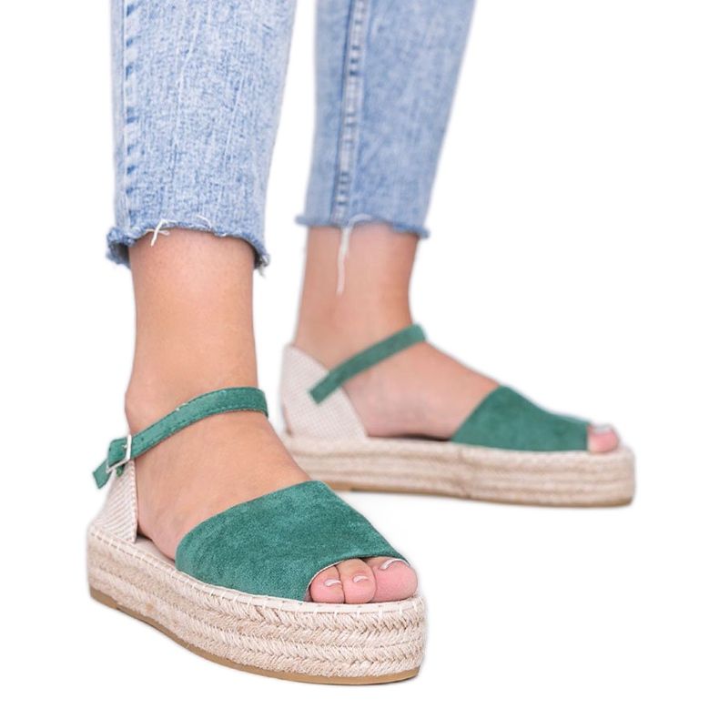 Sandálias verdes na plataforma do Rio das Pérolas