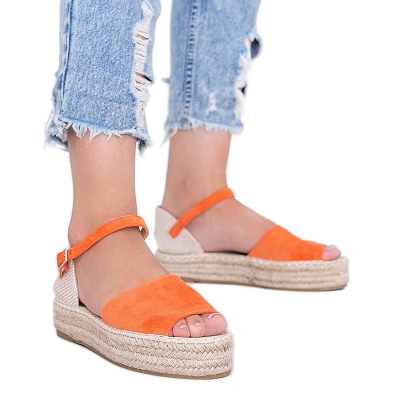 Sandálias laranja na plataforma do Rio das Pérolas