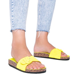 Chinelos amarelos na sola de cortiça