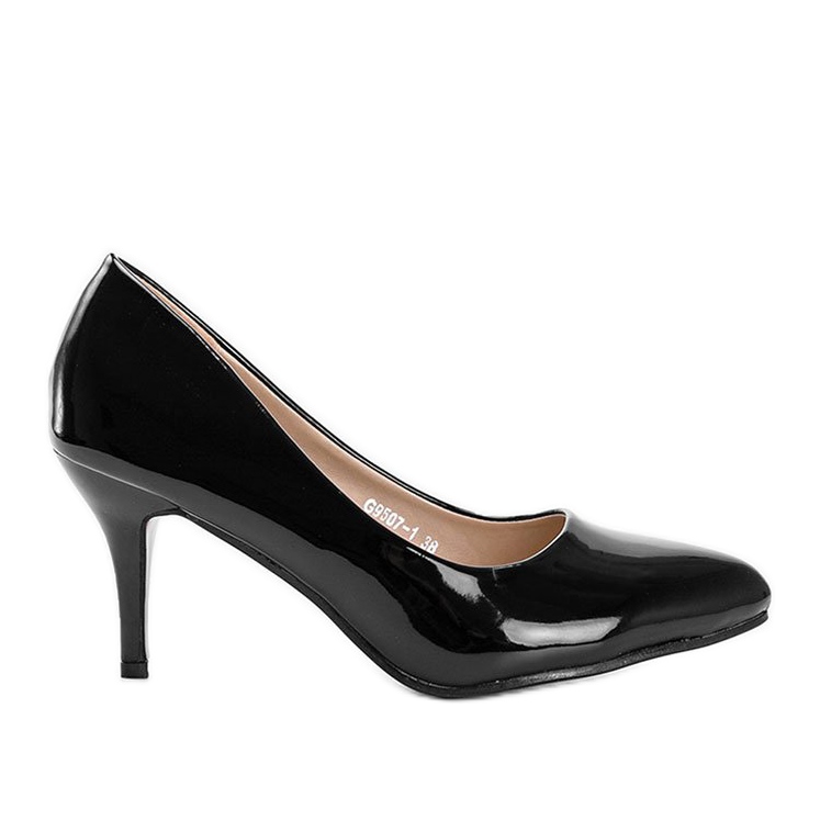 Sapatos pretos com sola vermelha