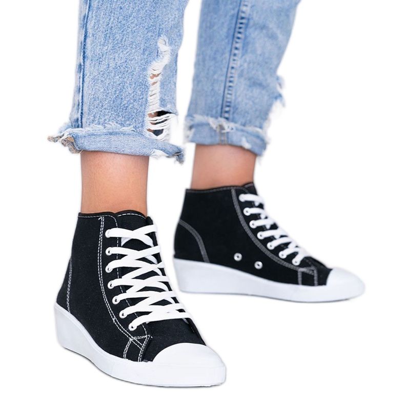 Tênis preto de cano alto na cunha da Marinha