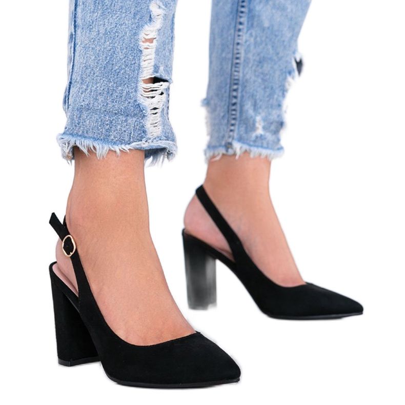 Sapatos pretos no posto Pho