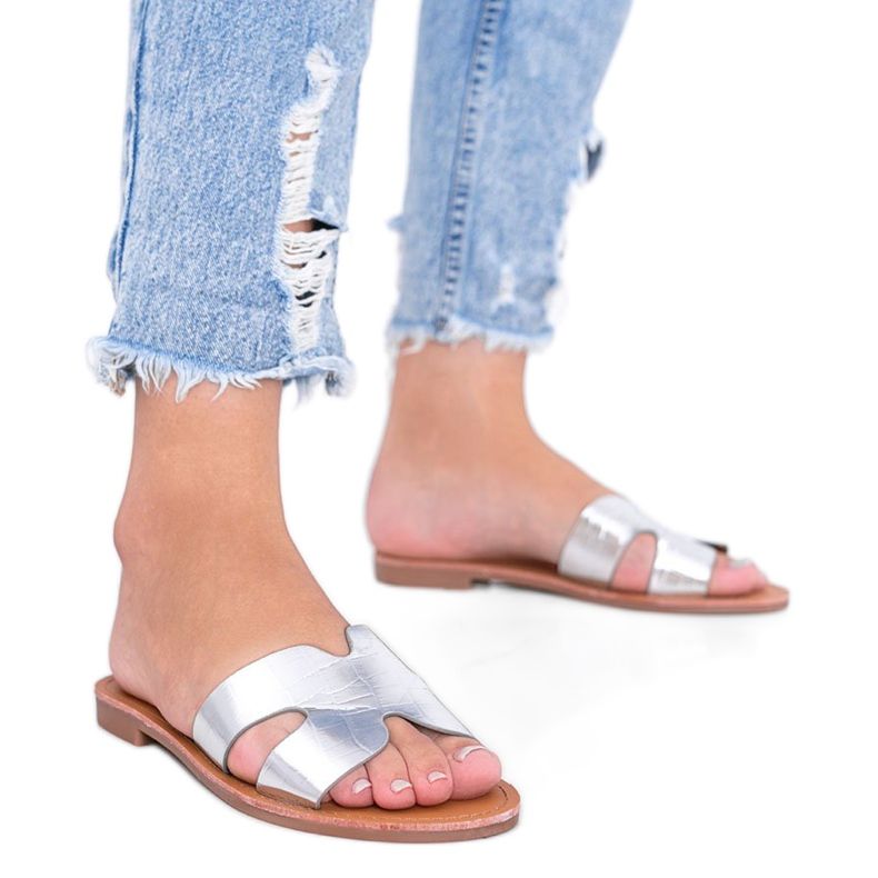 Chinelos prateados no padrão de pele de crocodilo Phoenix prata