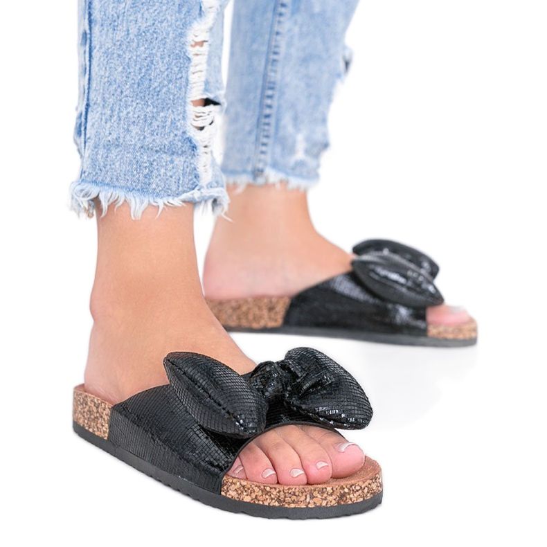 Chinelos pretos com laço da Norris