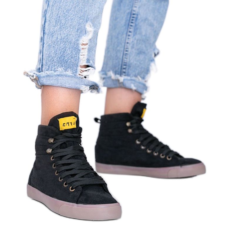 Tênis preto de cano alto da Bujal