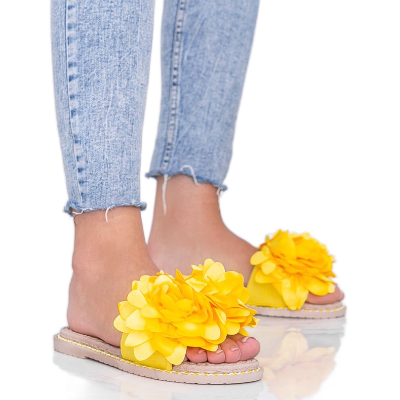 Chinelos femininos amarelos