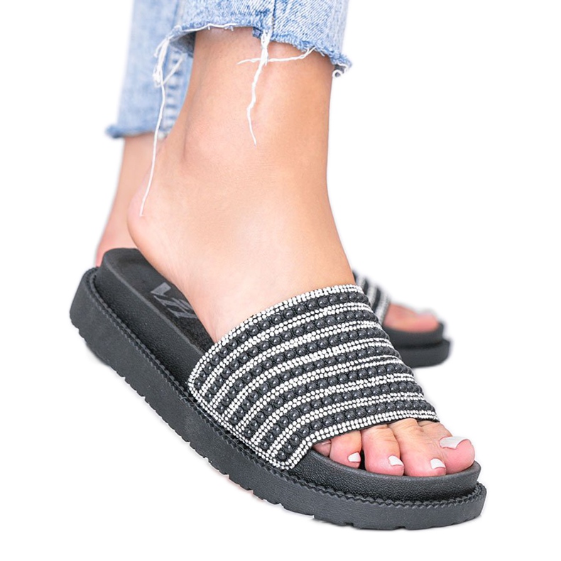 Chinelos pretos ricamente decorados por Trisha