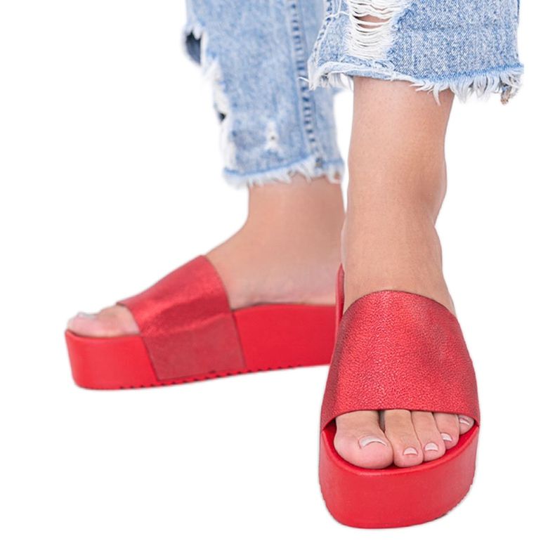 Chinelos vermelhos em uma sola grossa de Crysta