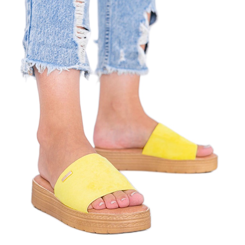 Chinelos amarelos no Dr. Martin