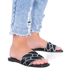 Chinelos pretos com uma parte superior decorativa Stormi