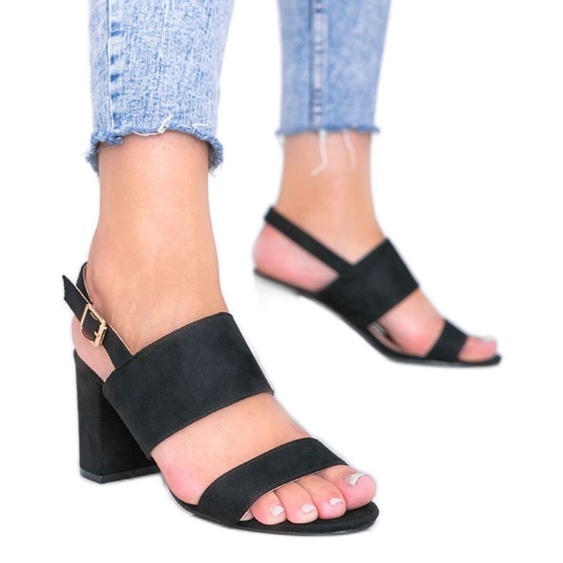 Sandálias pretas na postagem Lil Sweetie preto