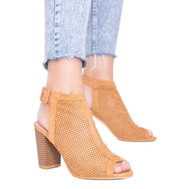 Sandálias camelo com orifícios no poste Veronika marrom