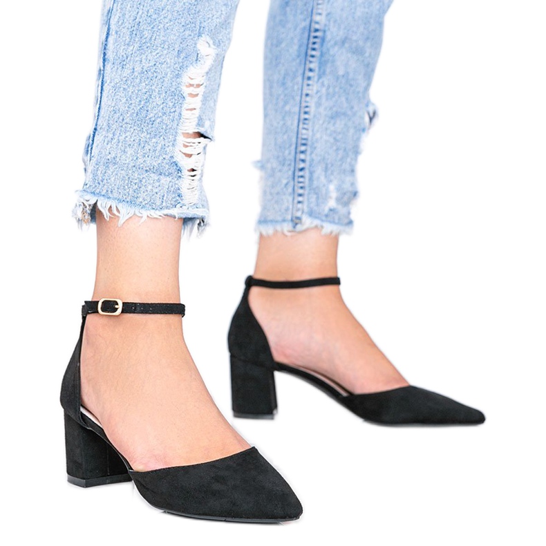 Sapatos pretos em um poste baixo de Gemma