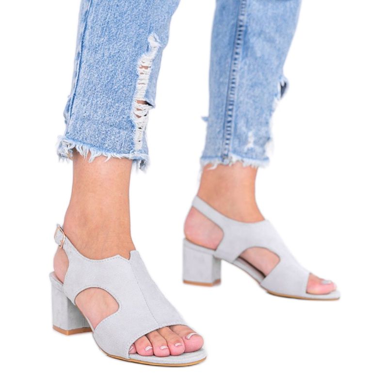 Sandálias cinza em um poste baixo de Buenna