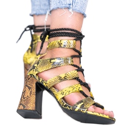 Sandálias amarelas no padrão de pele de cobra Merry preto amarelo Sandálias amarelas no padrão de pele de cobra Merry preto amarelo
