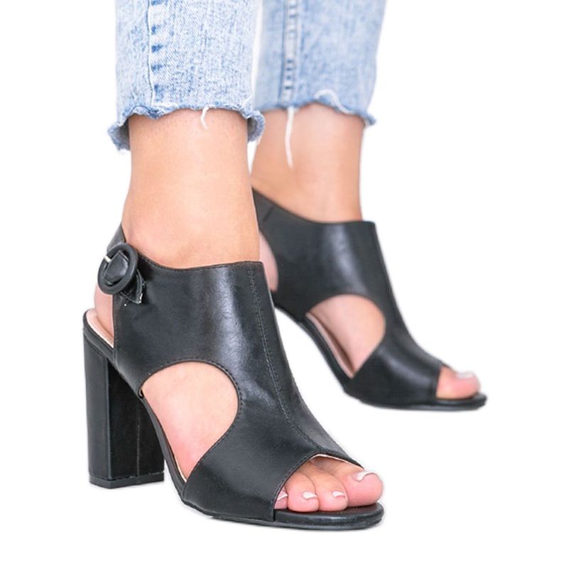 Sandálias pretas no poste Gally preto