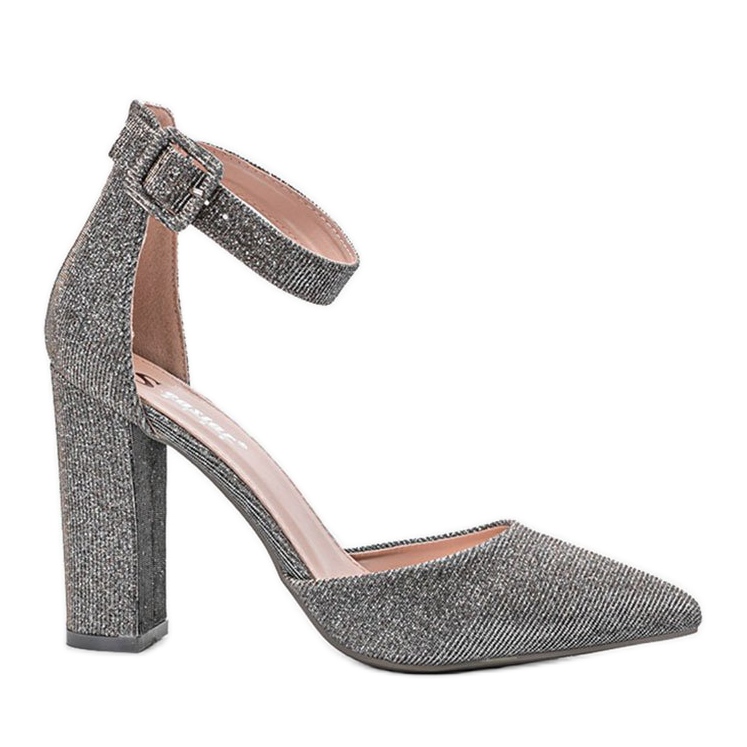 Sapatos brilhantes cinza no posto de Mila