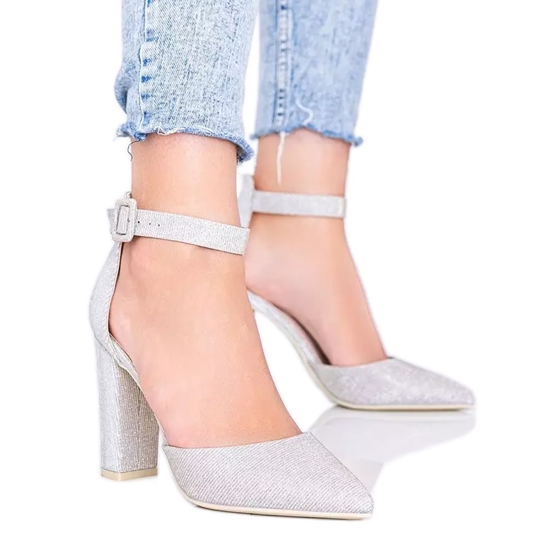 Sapatos bege brilhante no posto de Mila