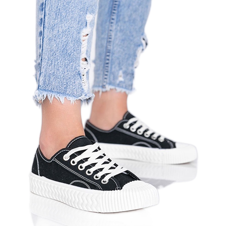 Tênis feminino preto com sola Nolita grossa