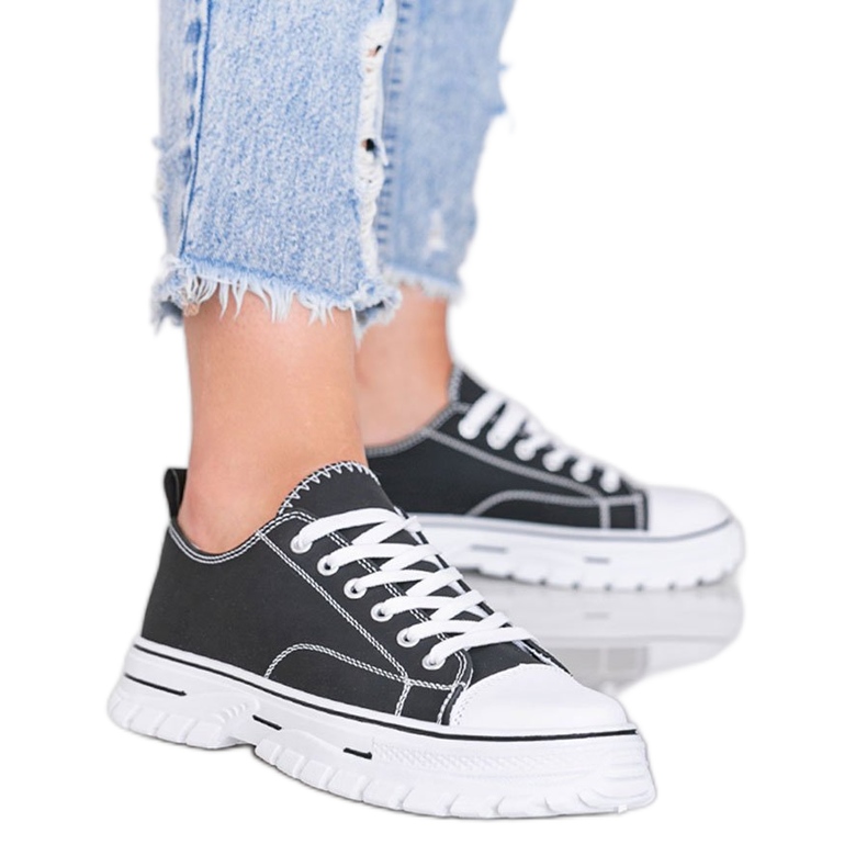 Tênis feminino preto com sola grossa da Geórgia