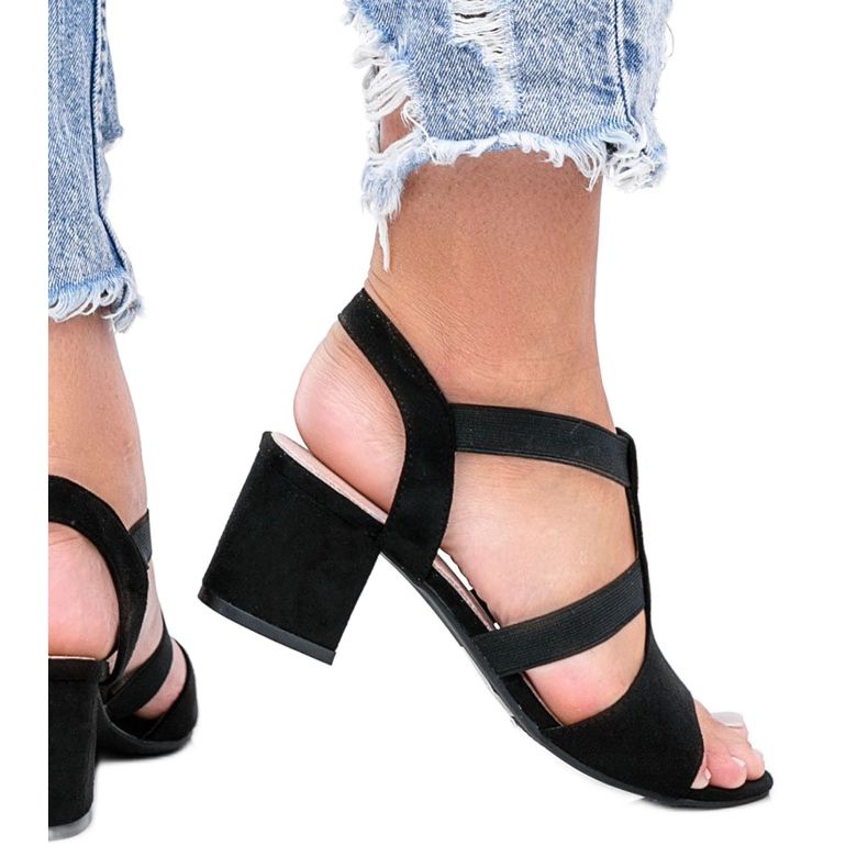 Sandálias pretas em um poste baixo Forte preto