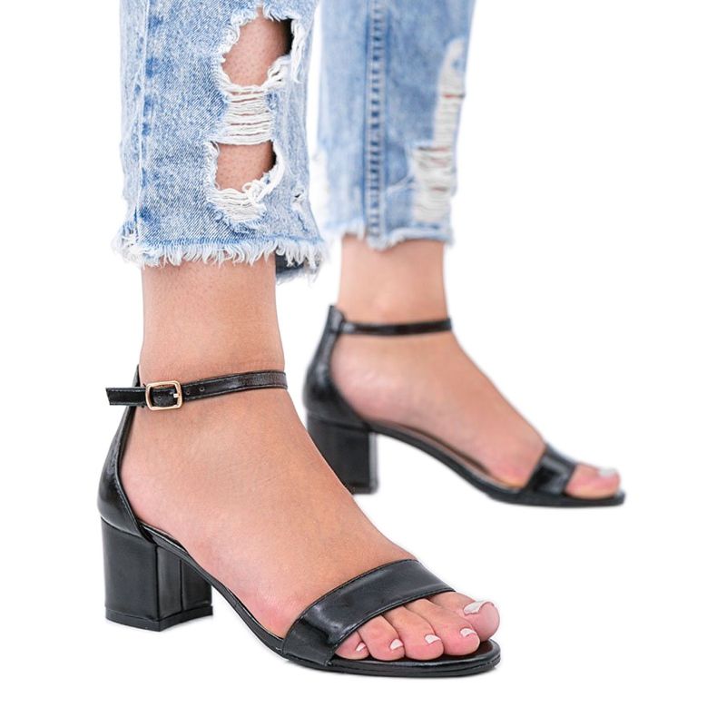 Sandálias pretas em um poste baixo da Love Bites preto