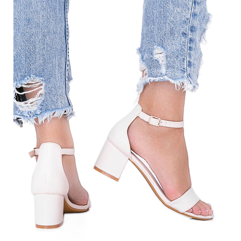 Sandálias bege com espigão baixo