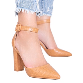 Sapatos de camelo no poste no padrão de pele de crocodilo Glamour marrom