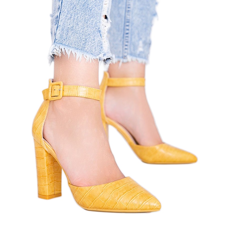 Mostarda bombeada em um poste no padrão de pele de crocodilo Glamour amarelo