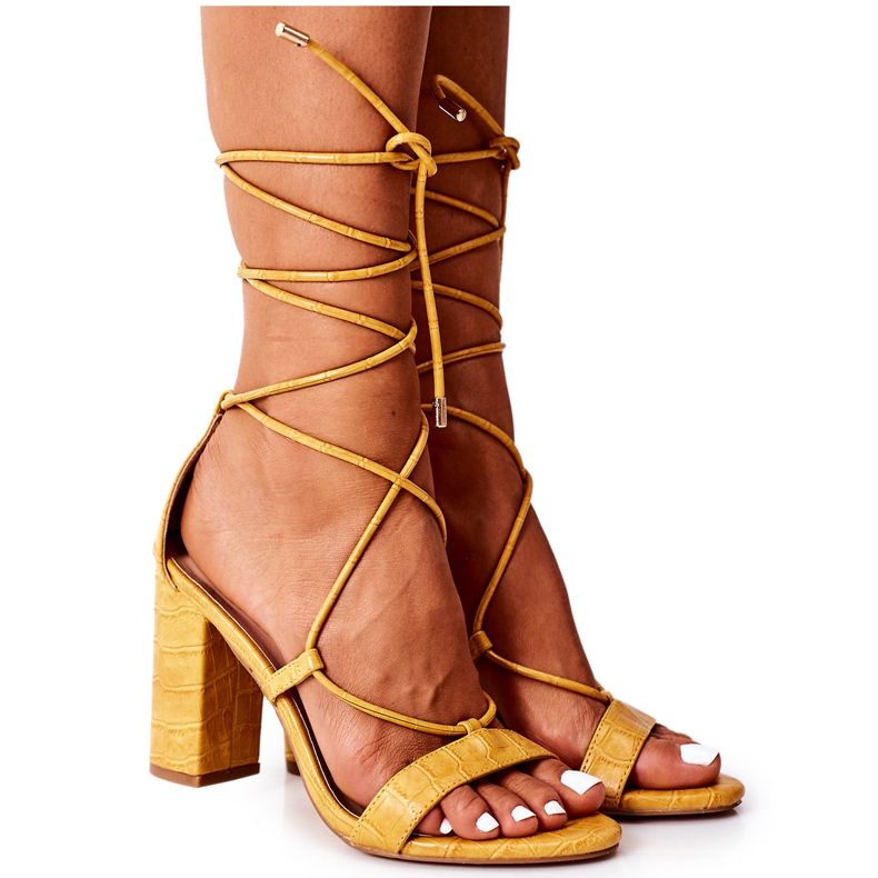 PS1 Sandálias amarradas em uma barra amarela de passarela amarelo