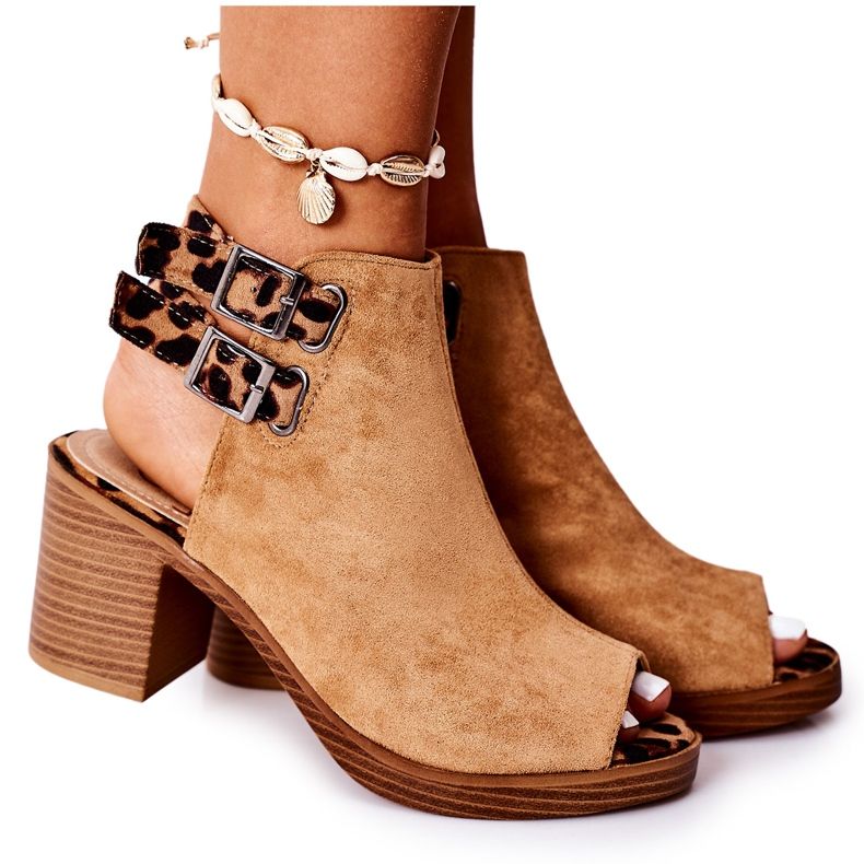 Sandálias de camurça em um bar Lu Boo Camel Leopardo castanho