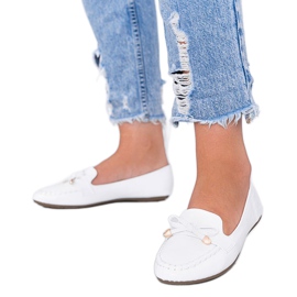 Mocassins brancos com o tema da pele de crocodilo Miriam Mocassins brancos com o tema da pele de crocodilo Miriam