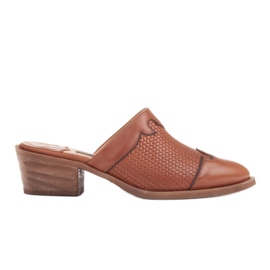 Marco Shoes Chinelos femininos de salto de couro com ranhuras castanho