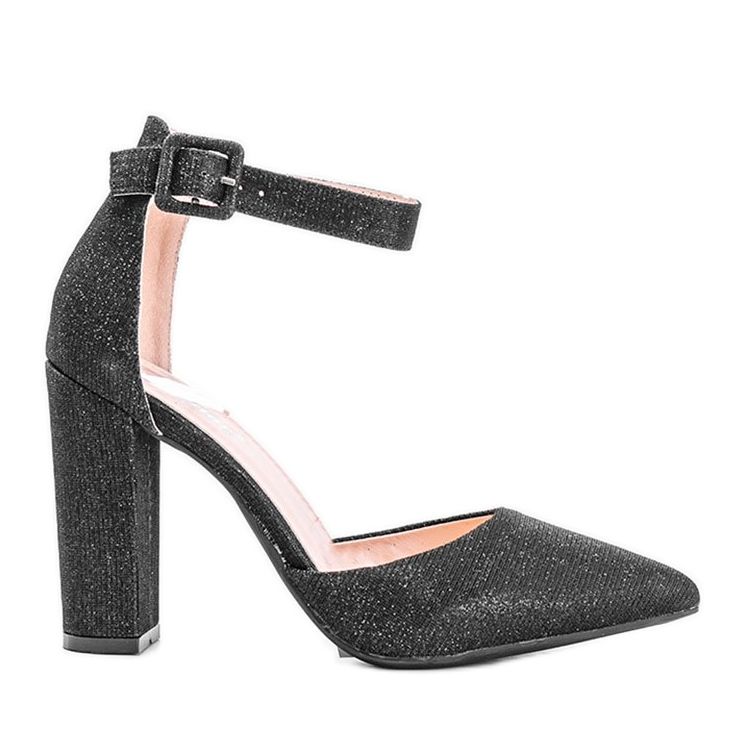 Sapatos pretos brilhantes no posto de Mila