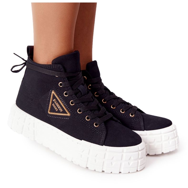 Tênis alto feminino em uma plataforma negra de Manhattan preto